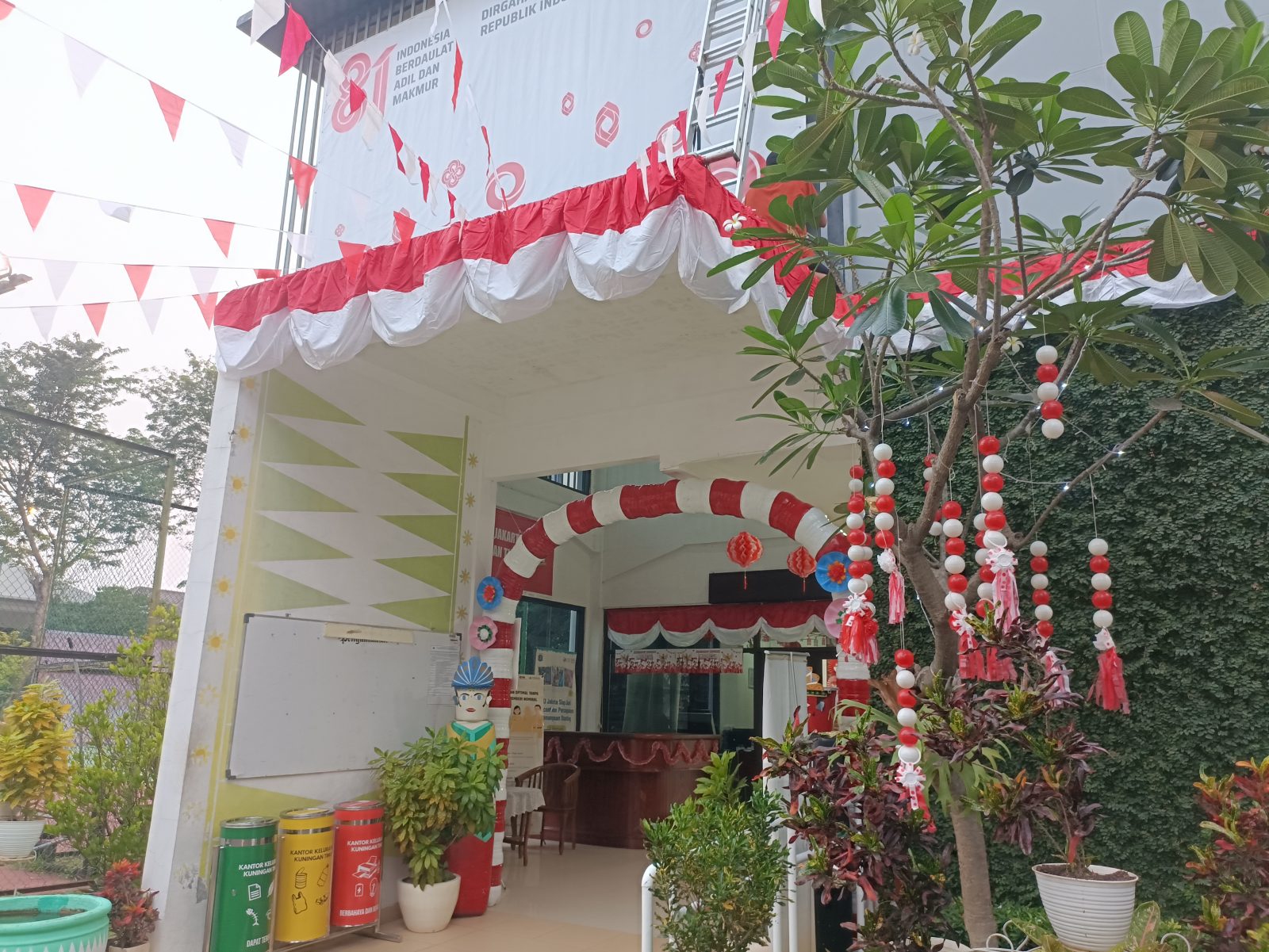 Sambut HUT ke-81 RI, Kantor Kelurahan Kuningan Timur Mulai Dihias