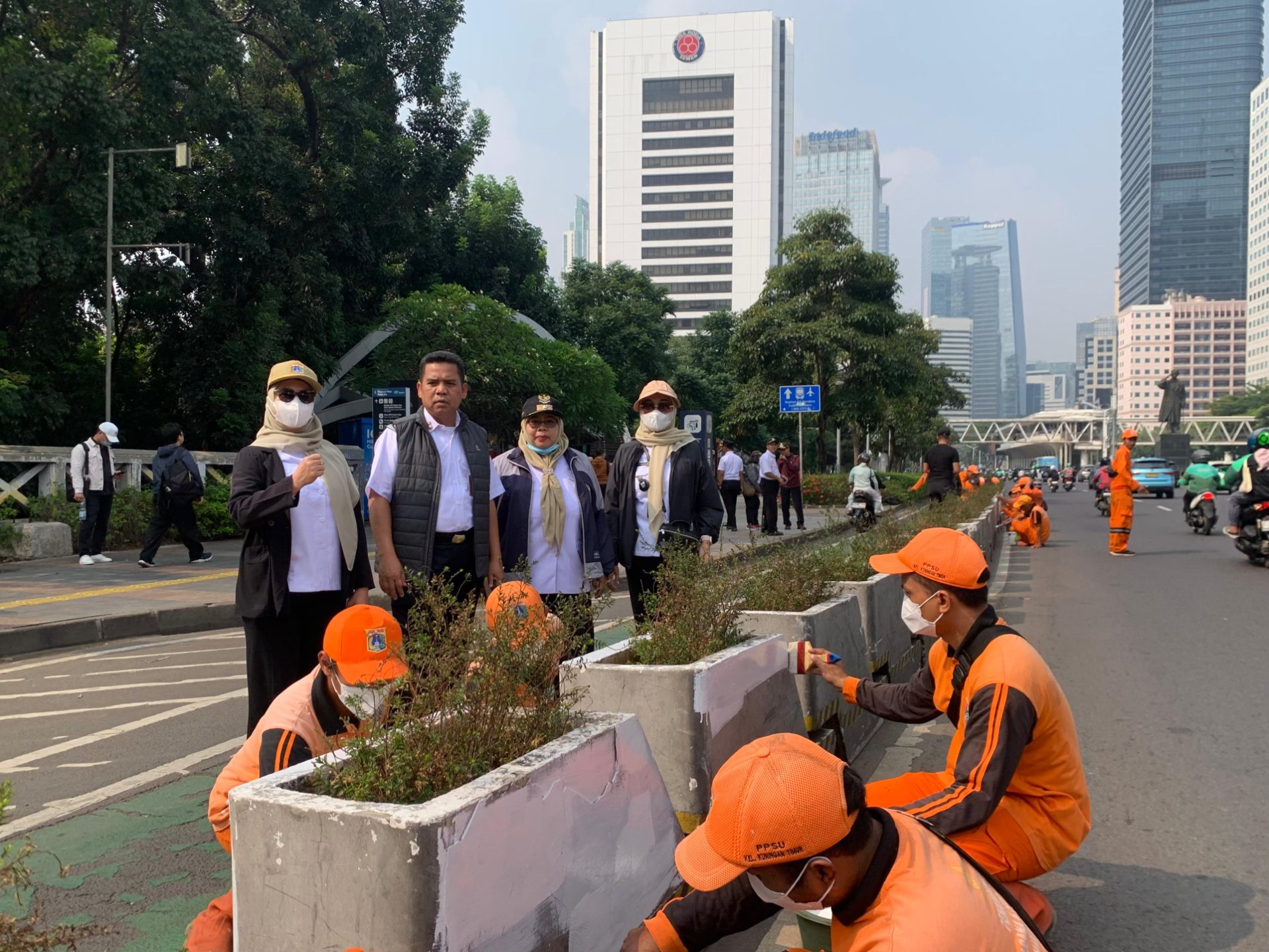 PPSU Se-Kecamatan Setiabudi Percantik Planter Box di Jalan Jenderal Sudirman