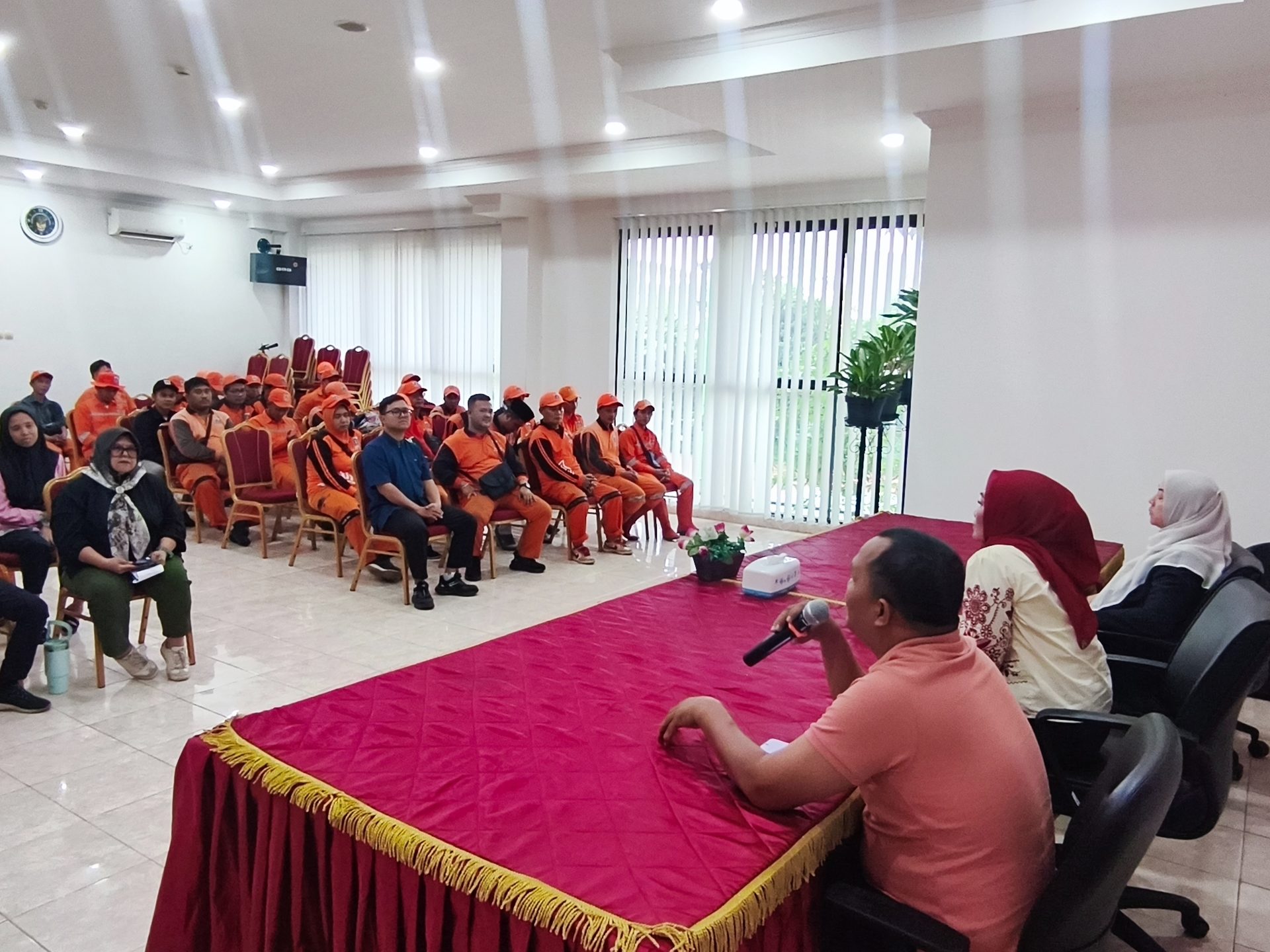 Kelurahan Kuningan Timur Laksanakan Pembinaan dan Evaluasi Kinerja PPSU — foto 2